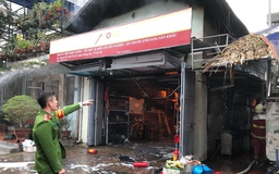 Hà Nội: Cháy nhà kho, lửa lan sang 4 nhà xung quanh
