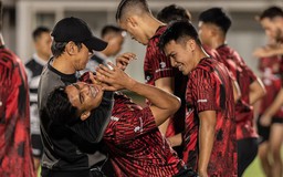HLV Shin tức giận khi đội tuyển Indonesia bị trục trặc lớn, áo tập… không thấm mồ hôi
