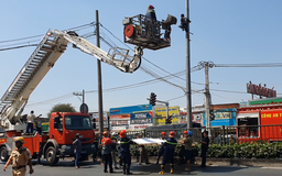 Giải cứu người đàn ông leo cột đèn gây náo loạn đường phố