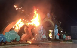 Mô hình rồng trang trí ở Phú Yên bị cháy do chập điện