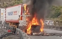 Quảng Bình: Xe container bốc cháy trên đèo Lý Hòa
