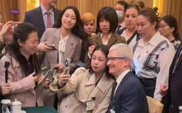 CEO Tim Cook bị 'vây quanh' chụp ảnh bởi người dùng Huawei