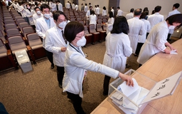 Hàn Quốc bế tắc trước cuộc khủng hoảng ngành y