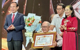 Nghệ sĩ cải lương Hùng Minh 'mừng rơi nước mắt' với danh hiệu NSND ở tuổi 85
