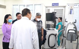 Trao trang thiết bị y tế tài trợ cho Bệnh viện Chợ Rẫy