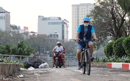 Hàng rào bỗng biến mất, xe máy 'lao' vào đường dành riêng cho xe đạp