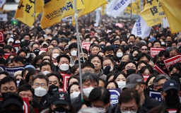 Hàng chục ngàn bác sĩ Hàn Quốc biểu tình