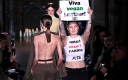 Show diễn của Victoria Beckham bị gián đoạn vì... biểu tình