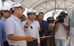 Bộ trưởng Bộ GTVT Nguyễn Văn Thắng kiểm tra tuyến cao tốc qua tỉnh Bình Định