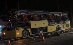 Xe khách bị xé toạc sau va chạm với container, 5 người chết, 5 người bị thương