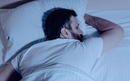 Vì sao ngủ nằm sấp lại gây đau mỏi khi thức dậy?
