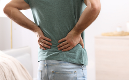 Dấu hiệu đau lưng có thể là ung thư tuyến tiền liệt
