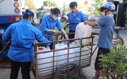 'Áo xanh' tình nguyện mang nước về tận nhà dân