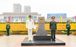 Đại tướng Phan Văn Giang tô son cột mốc biên giới Việt Nam - Trung Quốc