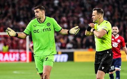 Lý do thủ môn Emiliano Martinez nhận 2 thẻ vàng vẫn không bị đuổi khỏi sân?