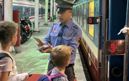 Khách nước ngoài trải nghiệm chuyến tàu đêm 'nhớ đời' Hà Nội - Sa Pa