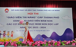 Giáo viên mầm non trổ tài múa rối, vừa đàn vừa hát