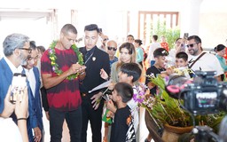 Dàn siêu sao bóng đá Brazil đến Đà Nẵng, cựu danh thủ Rilvaldo ký tặng mỏi tay