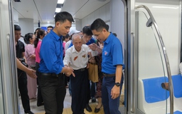 12 chiến sĩ Điện Biên Phủ trải nghiệm tuyến metro đầu tiên của TP.HCM