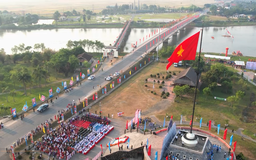 Ngắm cờ Tổ quốc khổng lồ tung bay ở khu di tích Đôi bờ Hiền Lương - Bến Hải