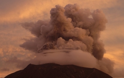 Núi lửa phun trào lần hai trong tháng, Indonesia phát cảnh báo cao nhất