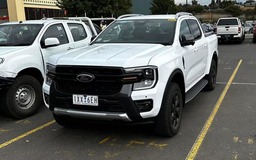 Ford Ranger 2025 bản động cơ hybrid xuất hiện trên đường phố