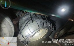 Hàng loạt ô tô vỡ lốp trên cao tốc Cam Lộ - La Sơn vì nắng nóng