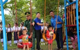 Nhiều phần quà tặng cho quân, dân nước bạn Lào nhân dịp tết Bunpimay
