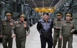 Ông Kim Jong-un chỉ thị quân đội sản xuất vũ khí kịp thời, chuẩn bị chiến tranh