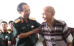 Bộ Tư lệnh Quân khu 5 tặng quà chiến sĩ tham gia chiến dịch Điện Biên Phủ