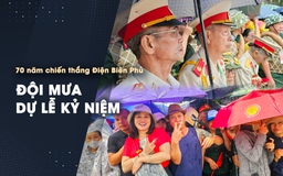 Người dân đội mưa dự lễ kỷ niệm 70 năm chiến thắng Điện Biên Phủ