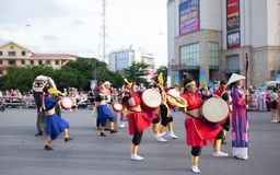 Nghệ sĩ quốc tế khuấy động đường phố cố đô Huế mùa Festival