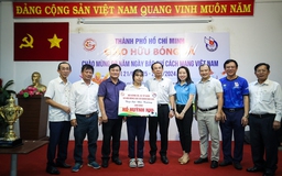 Bí thư Thành ủy TP.HCM trao tiền hỗ trợ học trò nghèo hiếu học