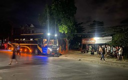 Xe máy va chạm xe khách, 2 người tử vong
