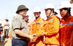 Thủ tướng thăm, tặng quà công nhân và thanh niên tham gia xây dựng đường dây 500 kV
