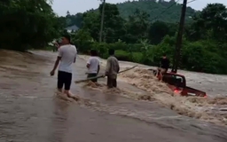 Lũ cuốn trôi xe bán tải, 2 người thoát chết