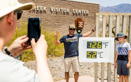 Thung lũng chết chóc nóng trên 50 độ C vẫn hút khách du lịch