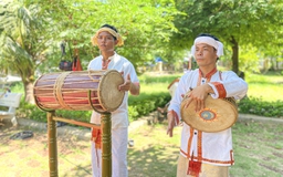 Độc đáo biểu diễn nghệ thuật Chăm bên tháp cổ nghìn tuổi ở Bình Định