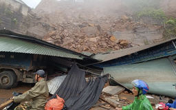 Hà Giang: Ta luy cao 15 m sạt lở đè bẹp nhà dân, 4 người thoát chết