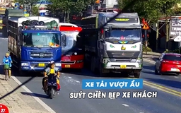 Kinh hoàng xe tải vượt ẩu, suýt chèn bẹp xe khách trên quốc lộ