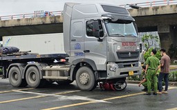 Xe đầu kéo cuốn xe máy vào gầm, người đàn ông tử vong
