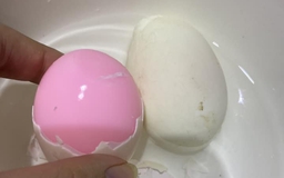 Quả trứng luộc chuyển màu hồng dân mạng thắc mắc: Chuyên gia dinh dưỡng nói gì?