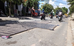 Những tấm sắt bị chênh trên đường
