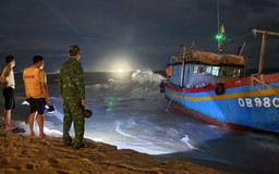 Cứu 3 tàu cá ngư dân gặp nạn ở cửa biển Nhật Lệ giữa mưa giông