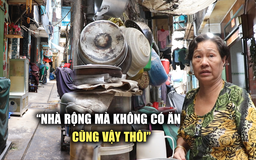 Cuộc sống khó tin ngay trung tâm TP.HCM: Có nhà nhưng không thể ngủ, xếp ghế nằm ngoài lối đi