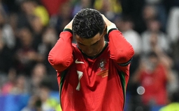 Ronaldo càng cố chấp, đội tuyển Bồ Đào Nha càng khổ!