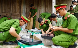 Hết lòng vì dân: Bừng sáng bản làng vùng biên