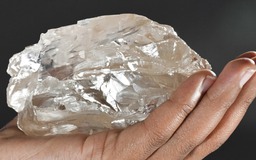 Tìm thấy viên kim cương 2.492 carat, lớn thứ 2 thế giới