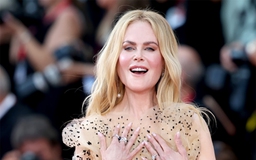 Nicole Kidman cảm thấy 'bị phơi bày' khi bộ phim cô đóng gây sốt ở LHP Venice