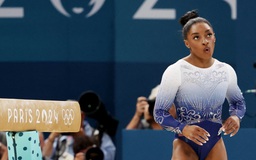 Huyền thoại TDDC Simone Biles ngã ở chung kết, mất luôn huy chương Olympic: Chuyện khó tin